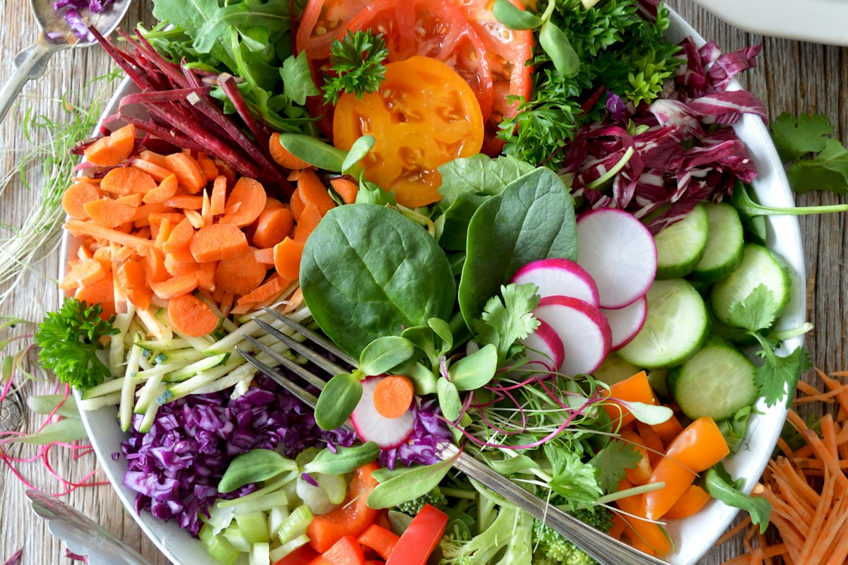 Bunter Salat mit Blattsalat, Tomaten und weiteren frischen Zutaten
