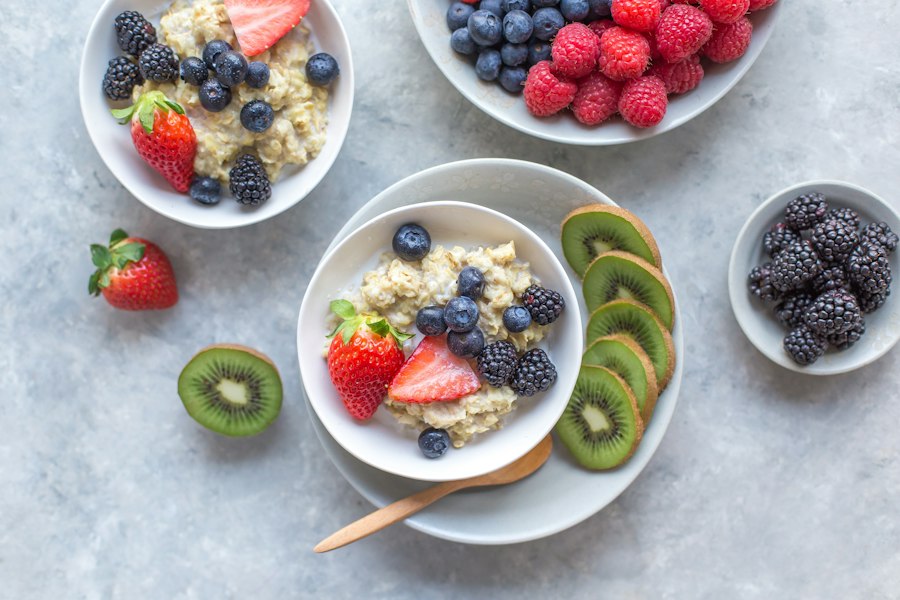 Porridge mit frischen Beeren und Kiwi