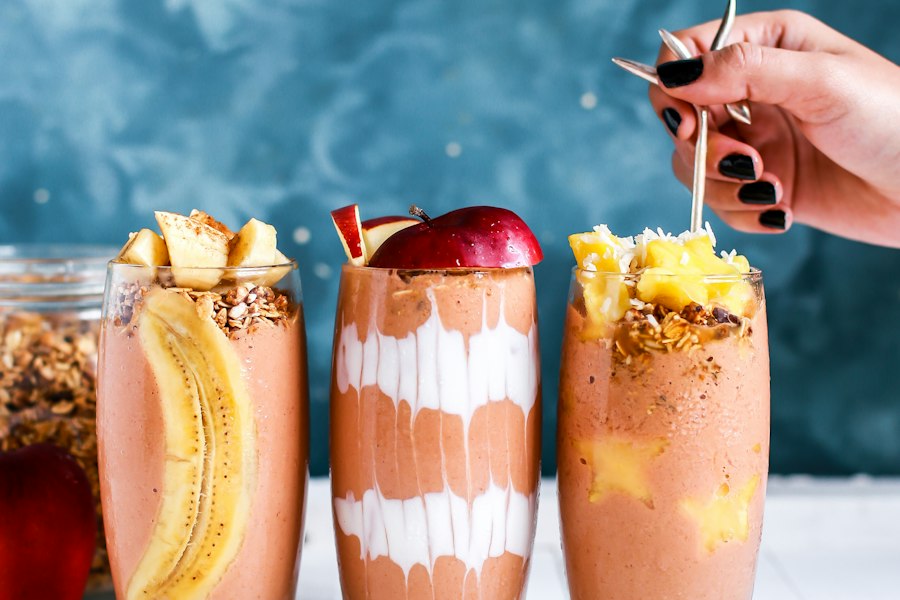 Fruchtige Smoothies mit Obst und Haferflocken in Gläsern
