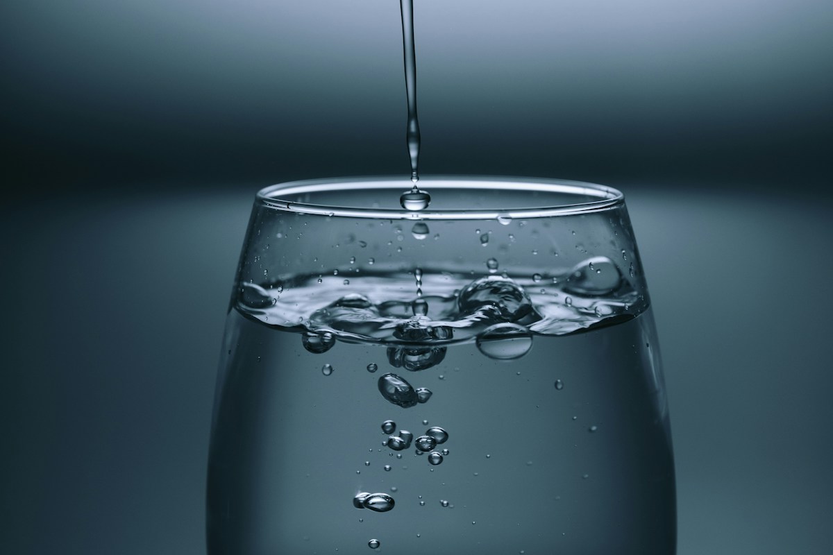 Wasser wird in ein Glas gegossen