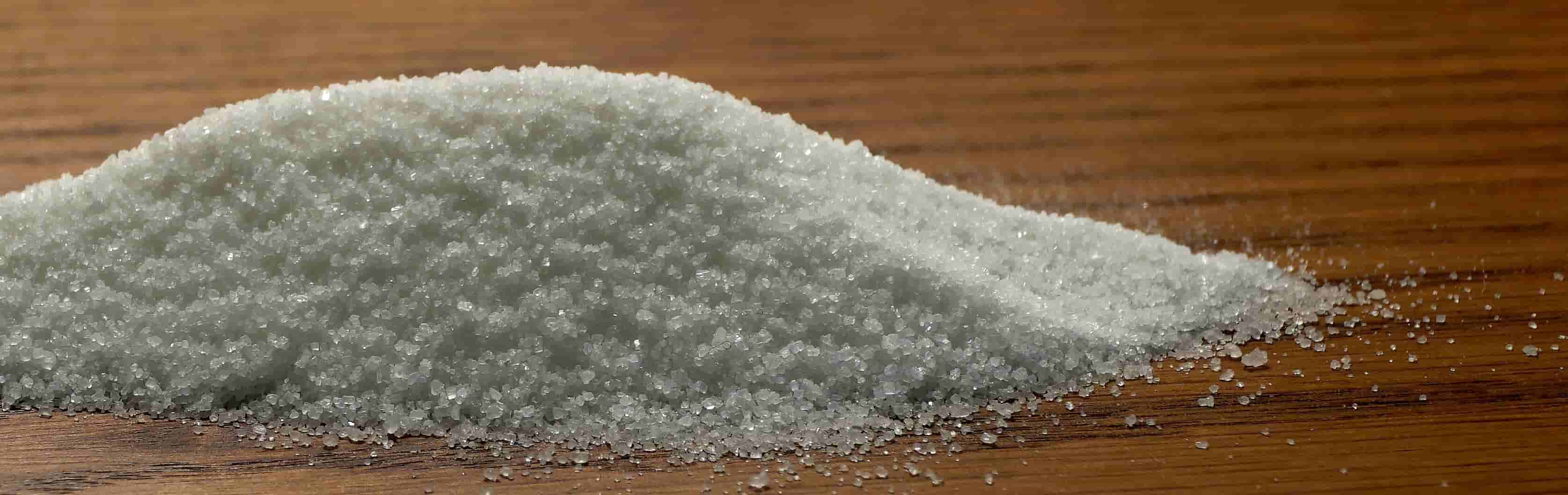 Zuckeralkohol Erythrit (Erythritol) - Zuckerkristalle auf einem Tisch