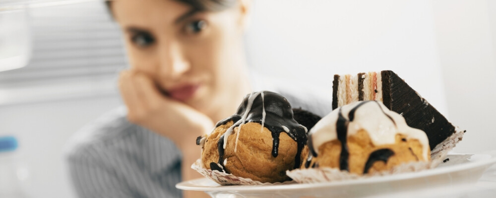 Warum Heißhunger an dunklen Tagen normal ist – und wie du ihn ausbremst - Warum Heißhunger an dunklen Tagen normal ist – und wie du ihn ausbremst 