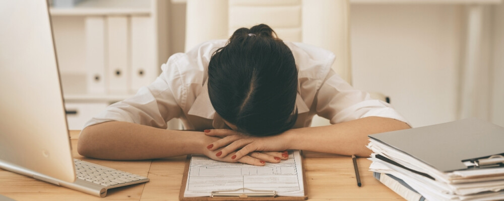 Ständig müde trotz genug Schlaf? Diese 6 Tipps helfen wirklich - Ständig müde trotz genug Schlaf? Diese 6 Tipps helfen wirklich 