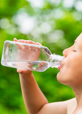 Leitungswasser vs. Flaschenwasser: Deswegen sollten Sie kein Wasser kaufen - Was ist gesünder? Leitungswasser oder Flaschenwasser? | vitalundfitmit100