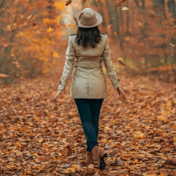 Ab 18 Uhr keine Screens mehr Spaziergang im Herbst durch Laub