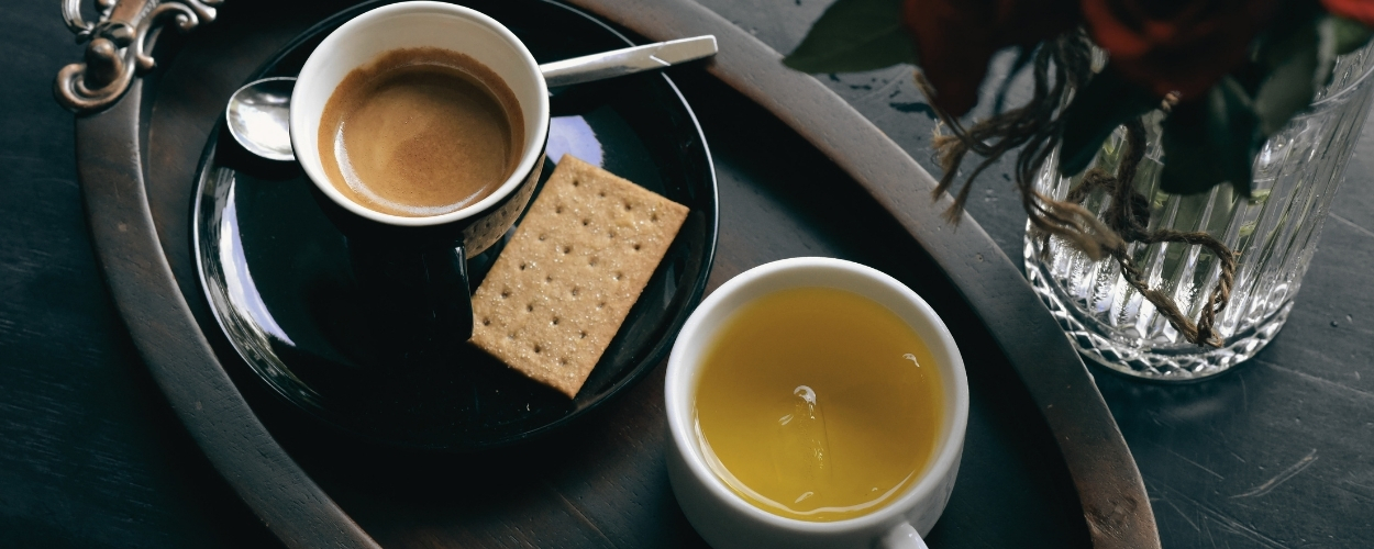 Kaffee oder Tee als Wachmacher